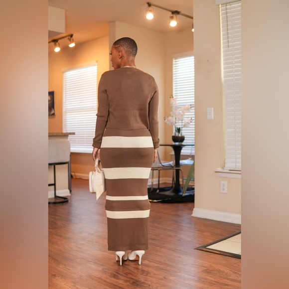 Elegant Brown and Cream Midi Dress - Picture 5 of 5
